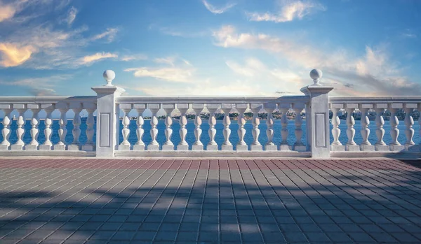 Weißer dekorativer Zaun aus Beton mit Säulen am Meeresufer Stockbild