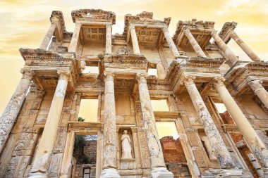 Gün batımında Efes 'teki Celsus kütüphanesinin cephesi