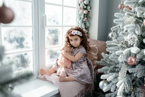 Joyeuses Fêtes Belle Fille Célébrant Nouvel Une Petite Fille Robe — Photo