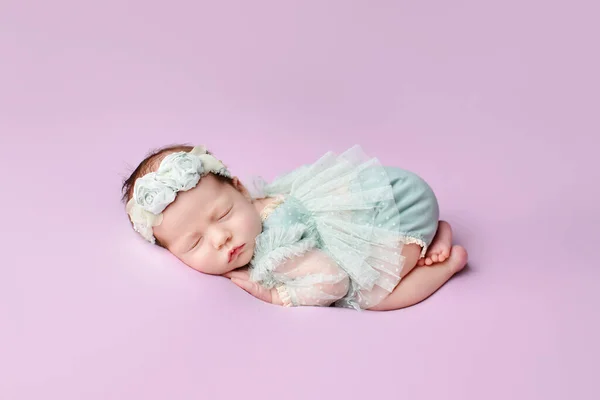 Newborn Girl Purple Background Photoshoot Newborn Portrait Beautiful Sleeping Newborn — Foto Stock