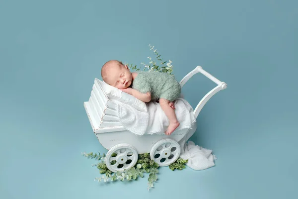 Titel Slapen Pasgeboren Baby Een Blauwe Achtergrond Fotoshoot Voor Pasgeborene — Stockfoto