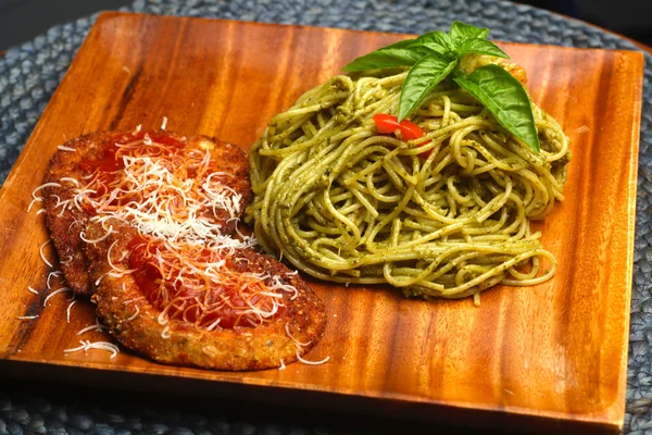 Spaghetti z pesto bazyliowym & bakłażan parmezanem Zdjęcia Stockowe bez tantiem