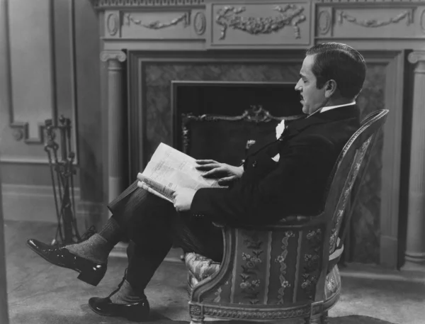 Reading by the fireplace — Stock Photo, Image