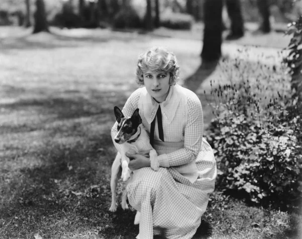 Mujer posando con ella Jack Russell terrier — Foto de Stock