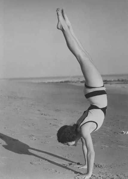Handstand am Strand — Stockfoto