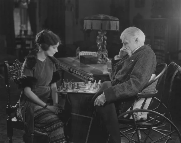 Зачаровані шаховою грою — стокове фото