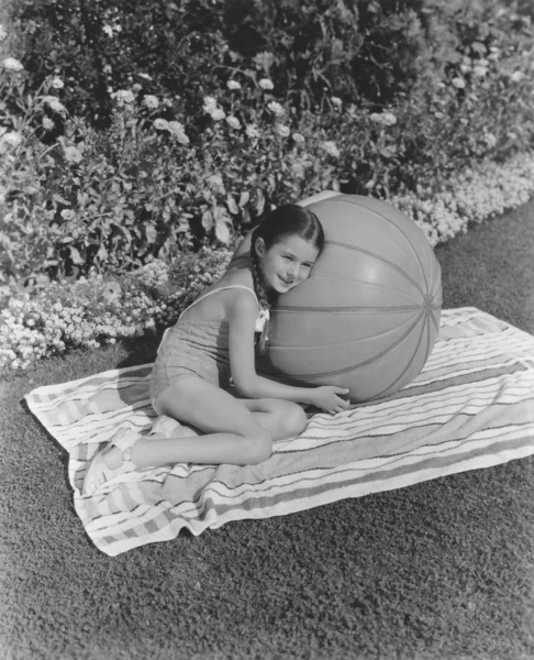 Menina e sua bola de praia — Fotografia de Stock