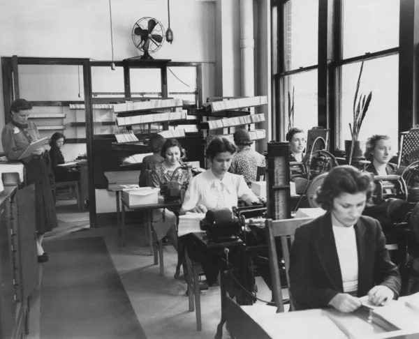 Trabajadores de la fábrica en el trabajo — Foto de Stock