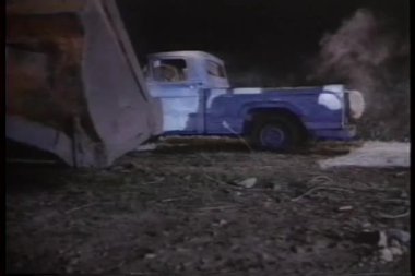 Geceleri kamyon tepeden aşağıya devrilmesi buldozer
