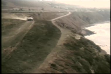 Araba sahil dağın tepesinde bir durdurmak için geliyor