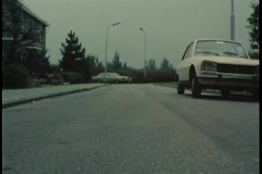 Arabanın deposu pencereden kilitleniyor