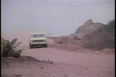 Toprak yolda hız jeep