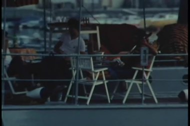 Teknede dinleniyorum.