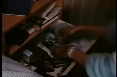 yakın çekim kadın çekmece dışında eski fotoğraf çekme