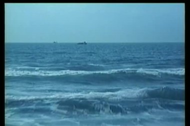 okyanusa bakarak sahilde duran asker uzaklaştır