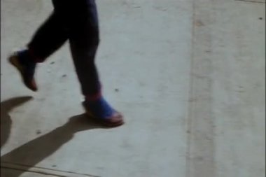 kaldırımda yürüyen yakın çekim bacaklar
