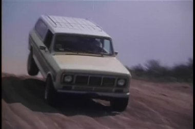 Toprak yolda hız jeep