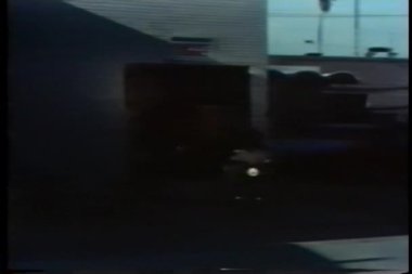 Erkekler çiftler garaj çıkmadan motosiklet üzerinde sürme