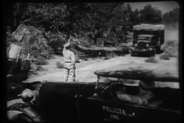 Polis kamyonu güvenlik kontrol noktasında durdurma