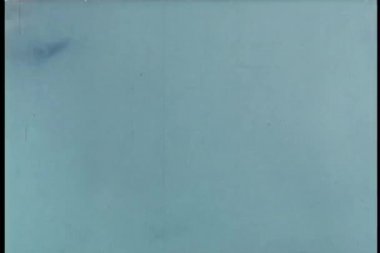 Lazer kılıçla yok metalik uzay giysisi giymiş robot