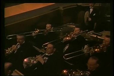 tiyatroda oynayan Orkestrası
