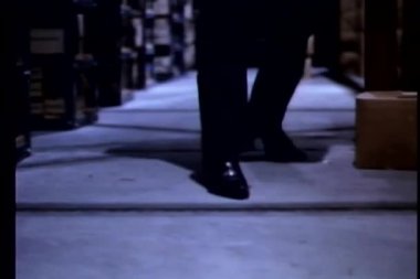 bir şüpheliyi takip depoda adam düşük açılı görünüş