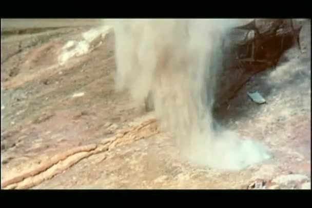 Weitschuss-Bomben explodieren auf Schlachtfeld — Stockvideo