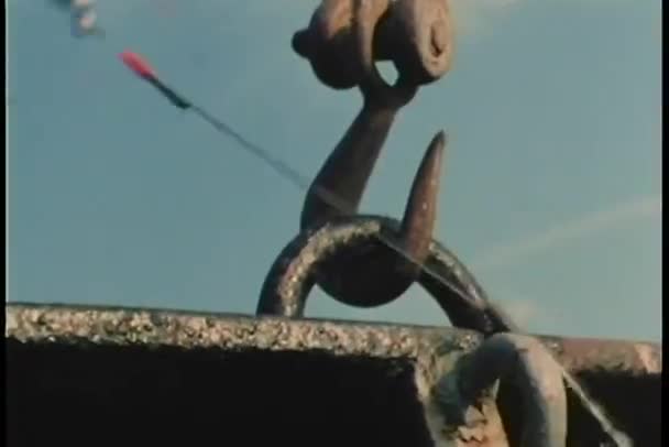 Dykare försöker styrelsen båt med änterhakar — Stockvideo