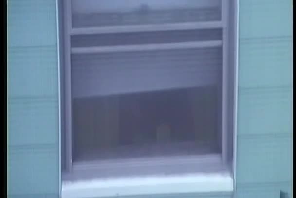 Panoramique des fenêtres dans le bâtiment 