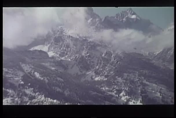 Wide shot van besneeuwde bergen in wyoming — Stockvideo