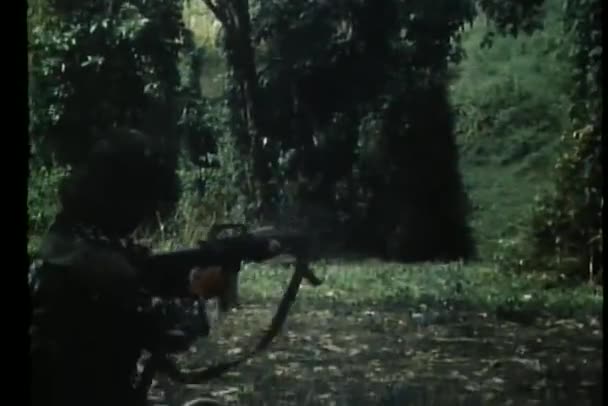 士兵们战斗在树木繁茂的山坡上 — 图库视频影像