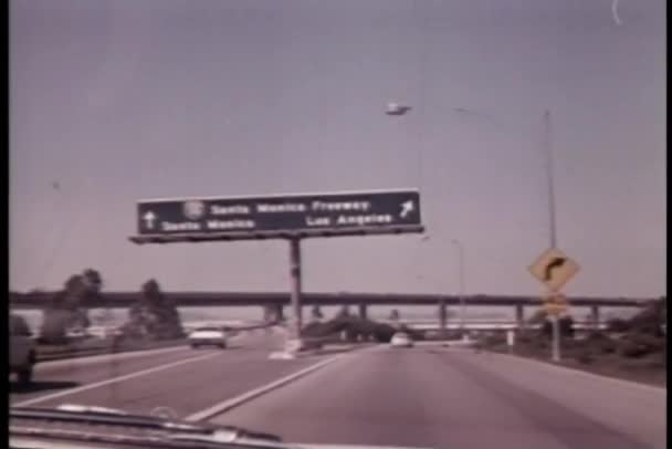 Vista dalla guida in auto sulla Santa Monica Freeway — Video Stock