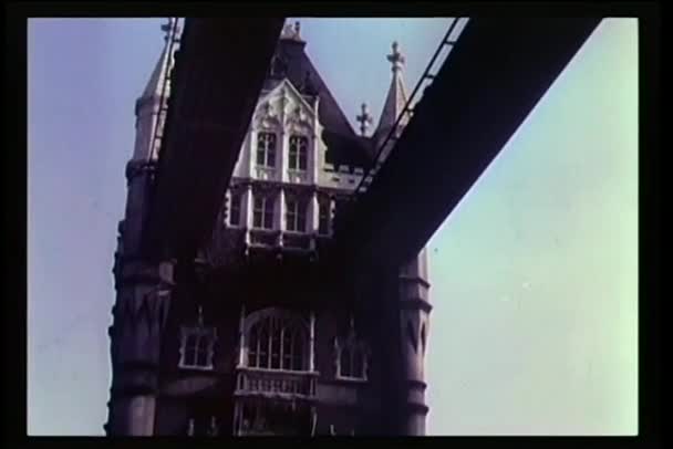 Panorera london bridge över Themsen — Stockvideo