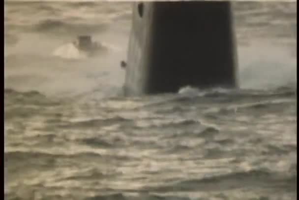 潜水艦のダイビングのクローズ アップ — ストック動画