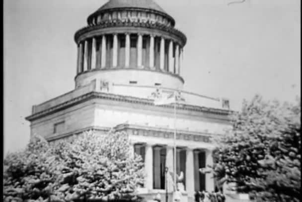 Μοντάζ - του Γκραντ τάφο και τον καθεδρικό ναό στην πόλη της Νέας Υόρκης, δεκαετία του 1930 — Αρχείο Βίντεο