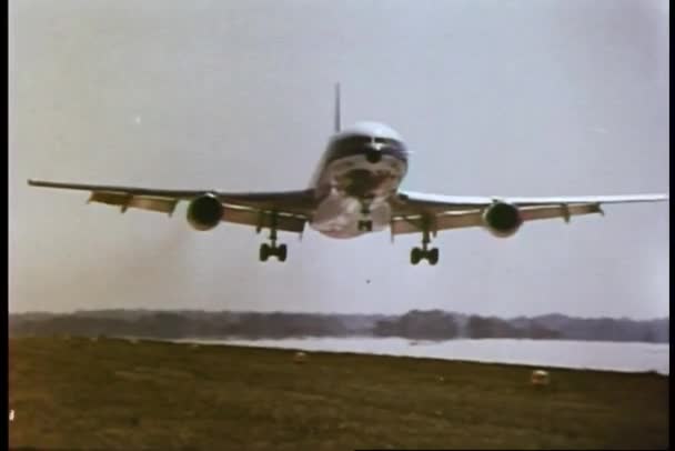 Avião aterrissando na pista — Vídeo de Stock