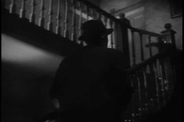 Mann von hinten geht Treppe hinauf — Stockvideo