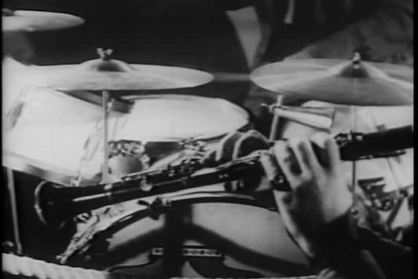 Mittlere Aufnahme von Händen, die Schlagzeug und Klarinette spielen — Stockvideo