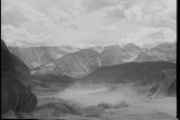 Binicilik dağ yoluyla geniş shot kovboyların — Stok video