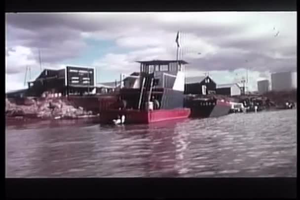 Вид с лодки, идущей вниз по водному пути — стоковое видео