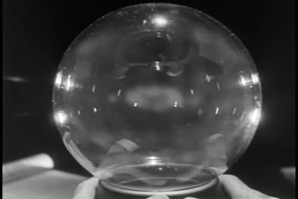 Ponto de vista olhando para a bola de cristal — Vídeo de Stock