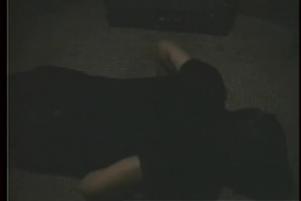 hombre haciendo flexiones en cuarto oscuro — Vídeo de stock ... hombre haciendo flexiones en cuarto oscuro — Vídeo de stock ...