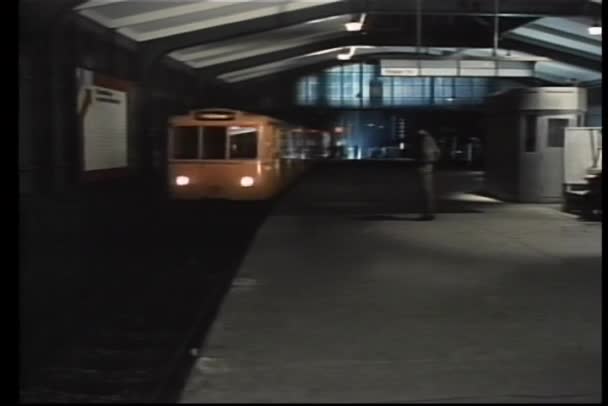 Train arriving in station — Stock Video