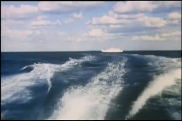 Vista del sentiero d'acqua dal retro della barca — Video Stock