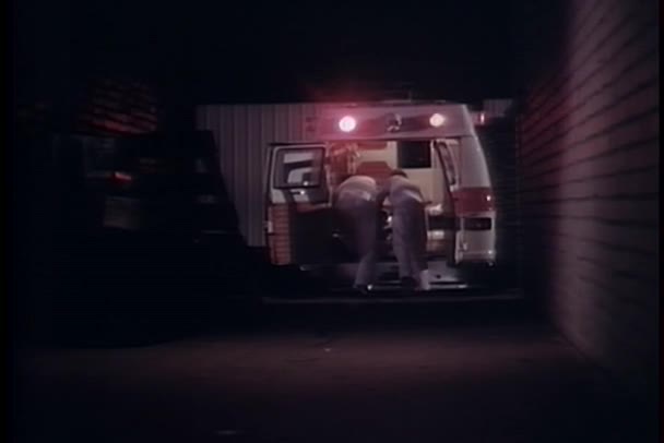 Asistentes médicos cerrando puertas traseras de ambulancia — Vídeos de Stock