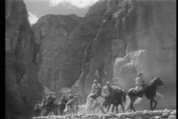 Soldaten zu Pferd durch die Berge — Stockvideo