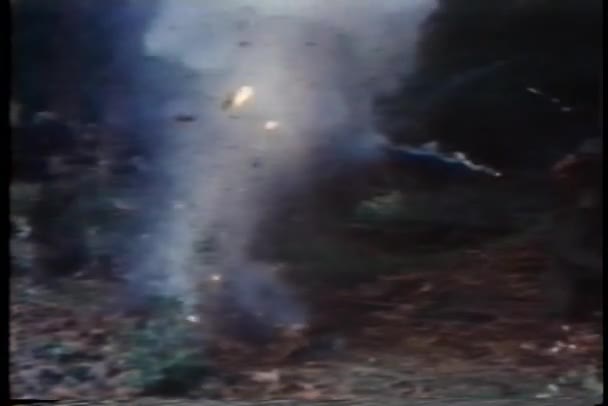 Żołnierze wysadzony w powietrze przez miny — Wideo stockowe