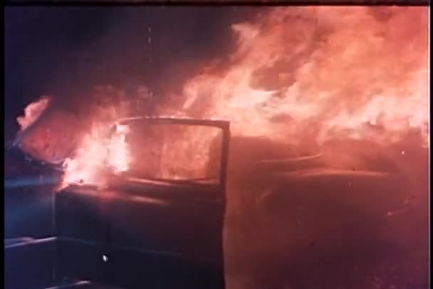 Araba yanıyor Close-Up — Stok video