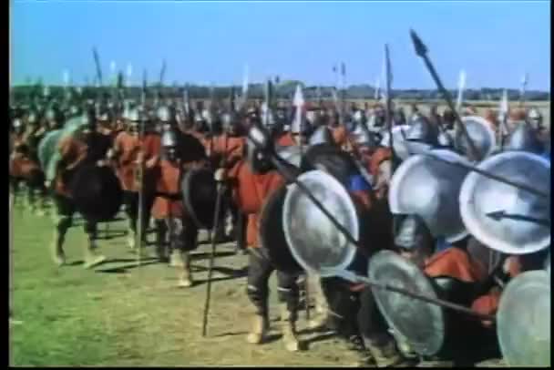 Wide shot medieval bow and arrow warfare on battlefield — Stock Video