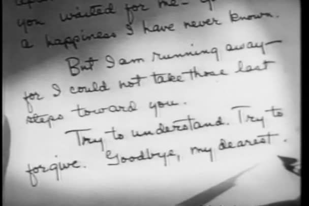 Primer plano de la letra escrita a mano 'Querido John' y luego arrugarla — Vídeo de stock